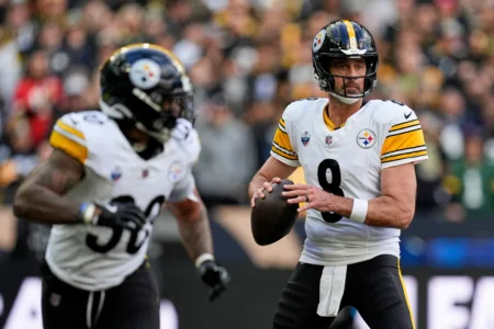 Steelers beat Saints in NFL's France debut